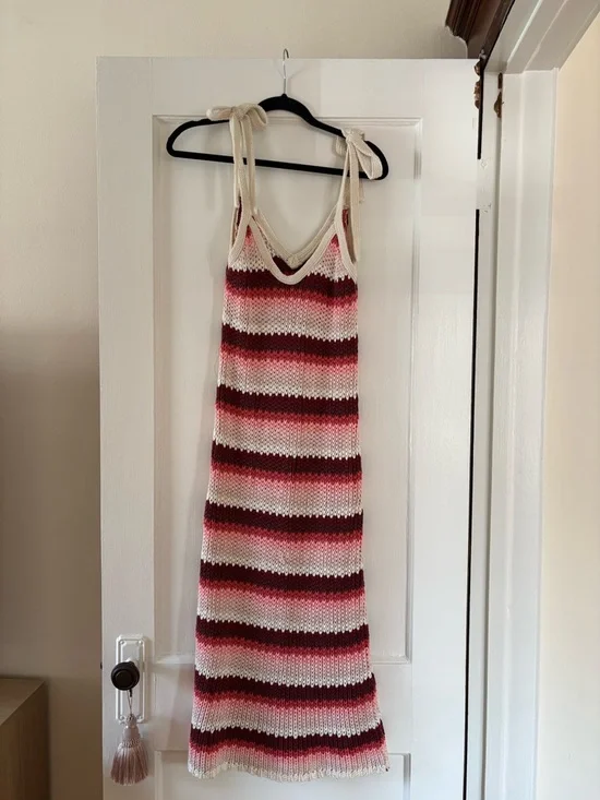 Zara Knit V‑Neck Tank in Cream, Pink and Burgundy - Picture 2 of 4